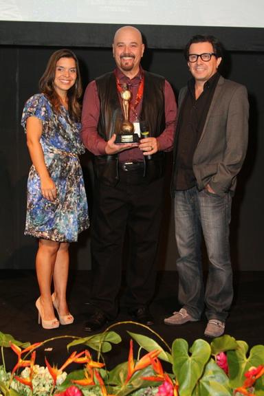 Autora Vivian de Oliveira e o diretor Edson Spinello recebem o prêmio