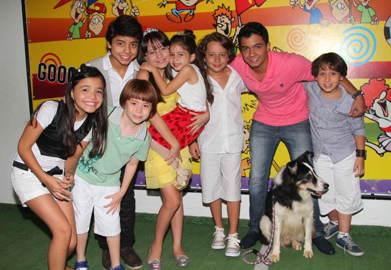 Com o cachorro Rabito, crianças de 'Carrossel' comemoram aniversário em São Paulo