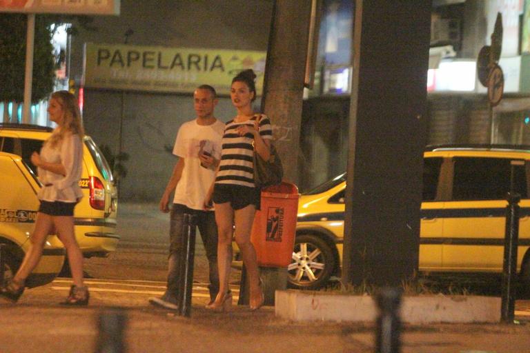 Estilosa, Ísis Valverde passeia com amiga no Rio de Janeiro