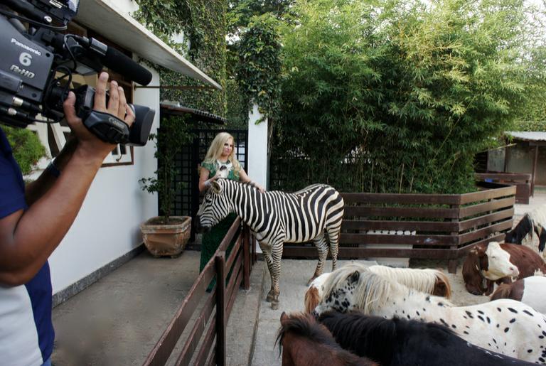Brunete Fraccaroli conhece o zoológico de Reinaldo Kherlakian