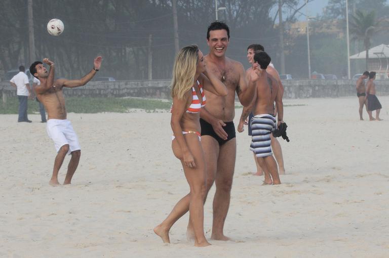 Flávia Alessandra e Rodrigo Lombardi gravam cenas de amor na praia