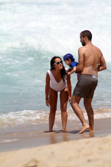 Ricardo Pereira e Francisca Pinto brincam com Vicente na praia