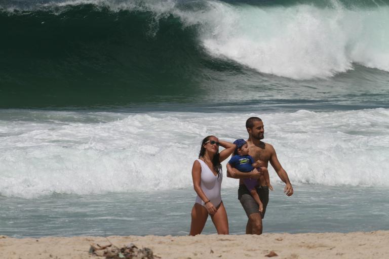 Ricardo Pereira e Francisca Pinto brincam com Vicente na praia