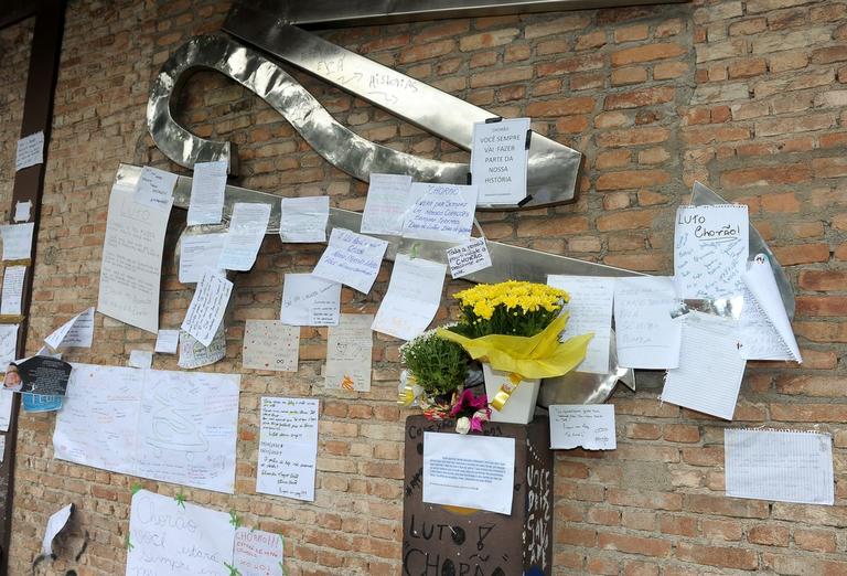 Fãs deixaram homenagens na choperia Chorão Skate Park, em Santos
