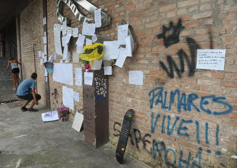 Fãs deixaram homenagens na choperia Chorão Skate Park, em Santos