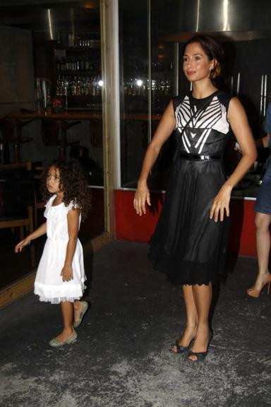 Camila Pitanga com a filha, Antônia
