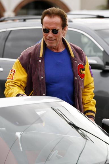 Arnold Schwarzenegger passeia com seu conversível por Los Angeles