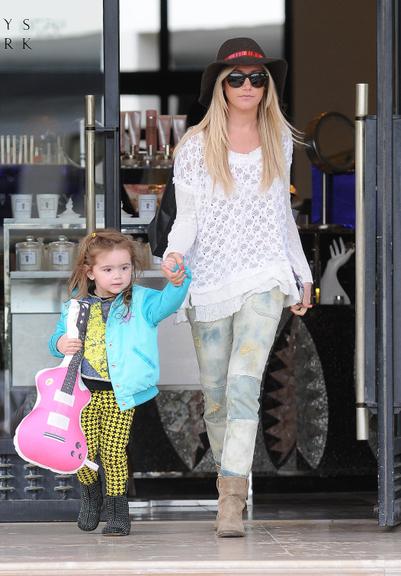 Ashley Tisdale faz compras com pequena colega por Nova York