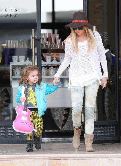 Ashley Tisdale faz compras com pequena colega por Nova York