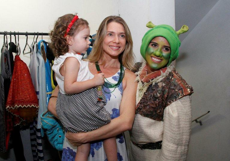 Letícia Spiller conhece os bastidores de 'Shrek - O Musical' com a filha, Stella