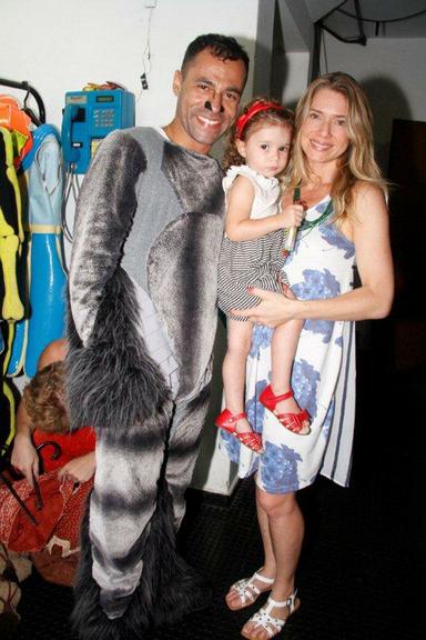 Letícia Spiller conhece os bastidores de 'Shrek - O Musical' com a filha, Stella