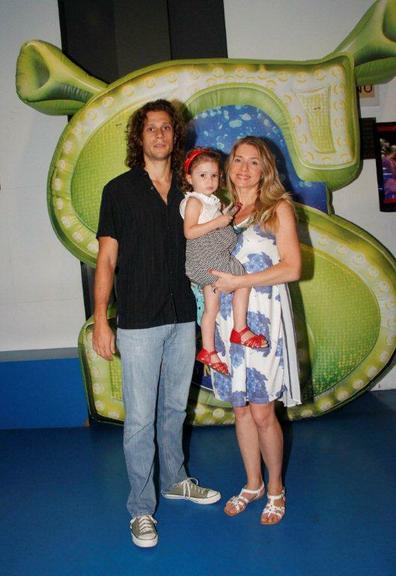 Letícia Spiller e o marido, Lucas, com a filha, Stella