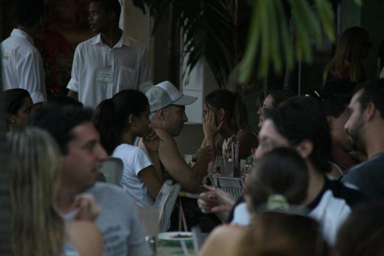 Mariana Rios e Di Ferrero curtem tarde com amigos no Rio de Janeiro