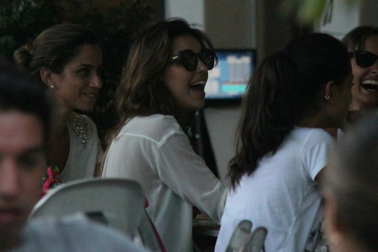 Mariana Rios e Di Ferrero curtem tarde com amigos no Rio de Janeiro