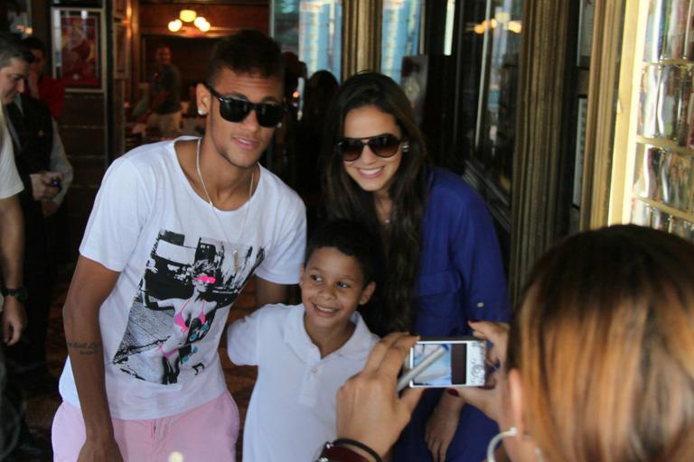 Neymar e Bruna Marquezine chamam a atenção dos fãs no Rio de janeiro