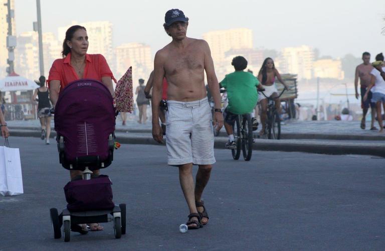 Totia Meireles passeia com a netinha Pilar, no Rio de Janeiro