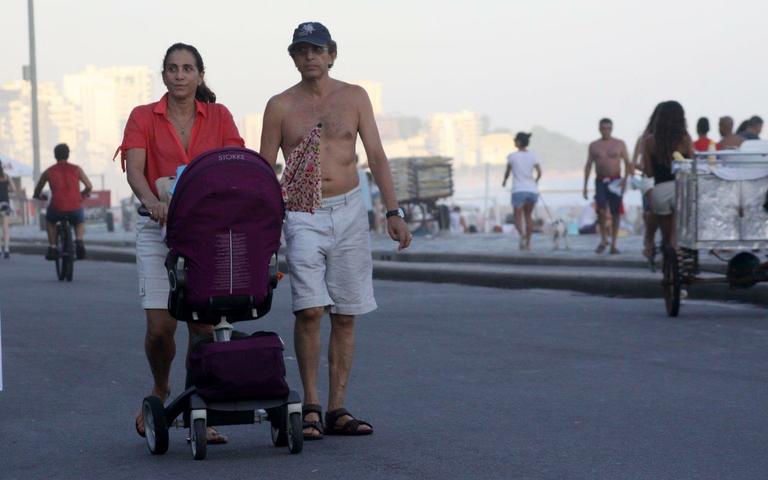 Totia Meireles passeia com a netinha Pilar, no Rio de Janeiro