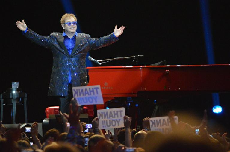 Elton John encerra turnê brasileira em Olinda