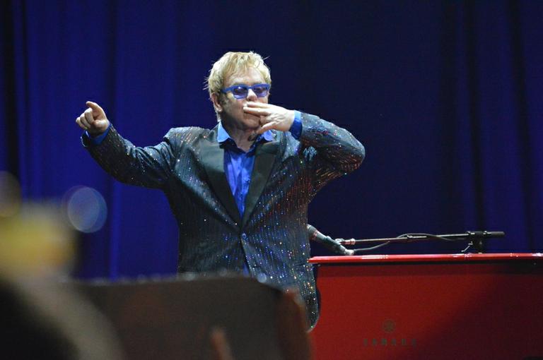 Elton John encerra turnê brasileira em Olinda