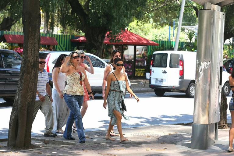 Eva Longoria passeia com amigos por Ipanema
