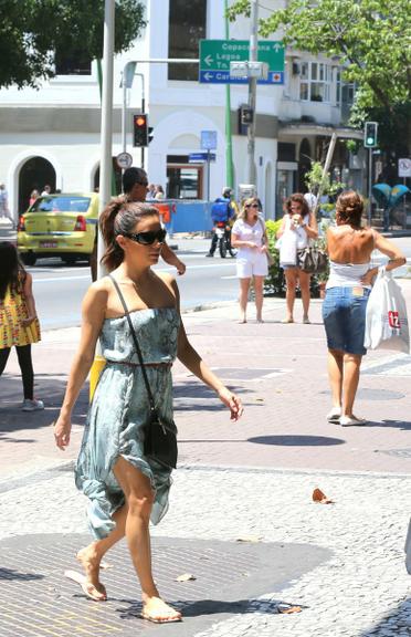 Eva Longoria passeia com amigos por Ipanema