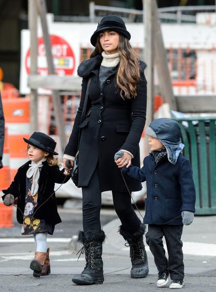 Camila Alves curte frio de Nova York com os filhos, Levi e Vida