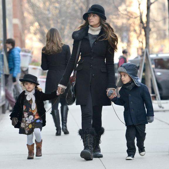 Camila Alves curte frio de Nova York com os filhos, Levi e Vida