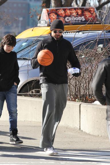 Hugh Jackman brinca com bola de basquete por NY