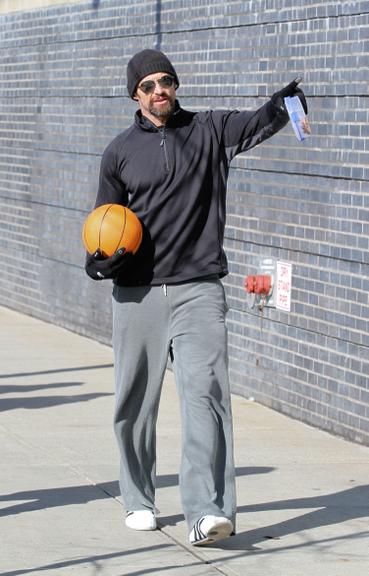 Hugh Jackman brinca com bola de basquete por NY
