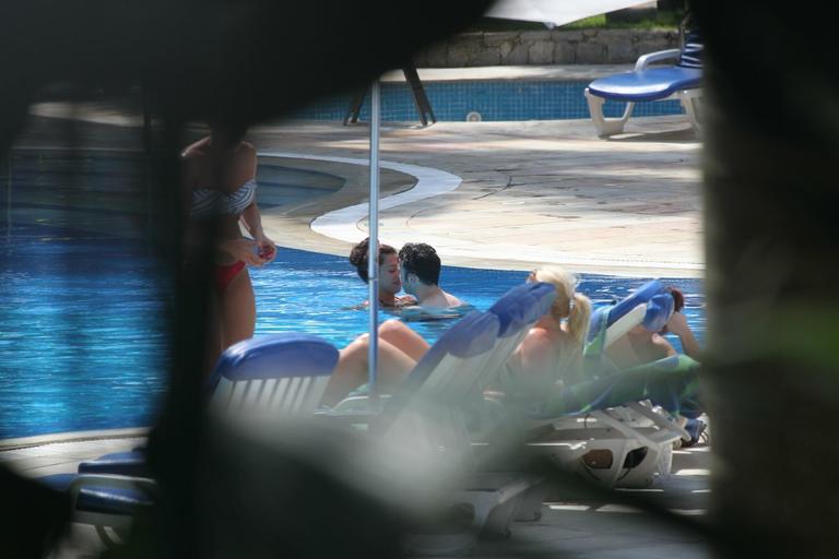 Kevin Jonas volta a curtir piscina com a mulher no Rio de Janeiro