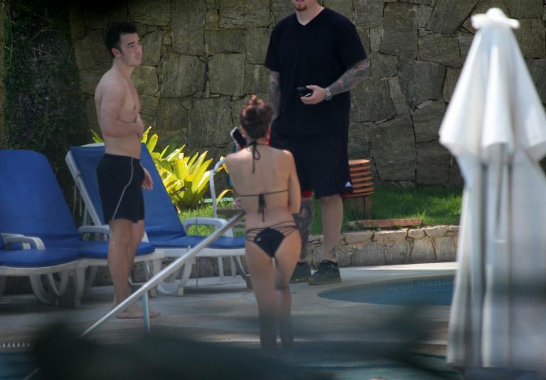 Kevin Jonas volta a curtir piscina com a mulher no Rio de Janeiro