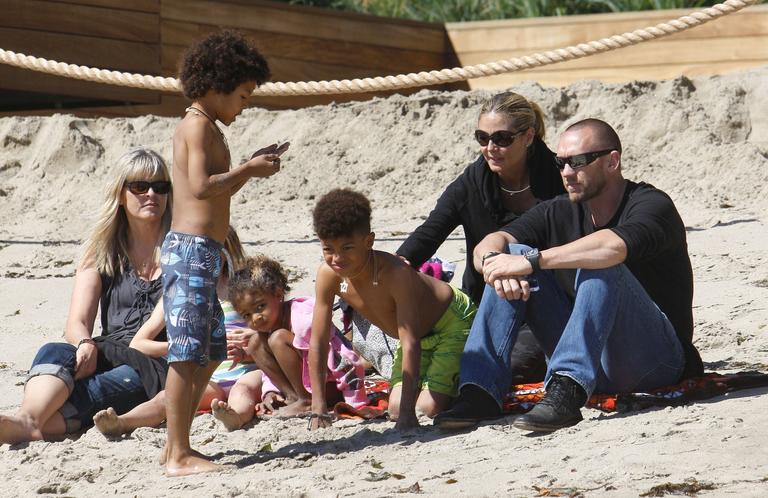 Heidi Klum curte praia ao lado de amado e filhos em Los Angeles, Estados Unidos