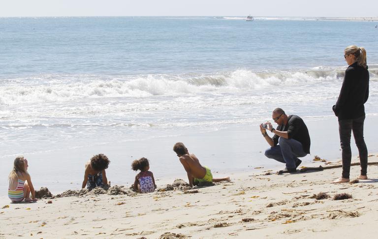 Heidi Klum curte praia ao lado de amado e filhos em Los Angeles, Estados Unidos