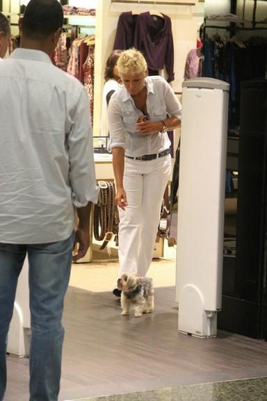 Xuxa Meneghel com o cãozinho Dudu