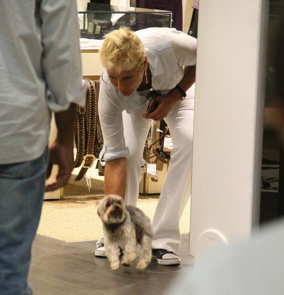 Xuxa Meneghel com o cãozinho Dudu