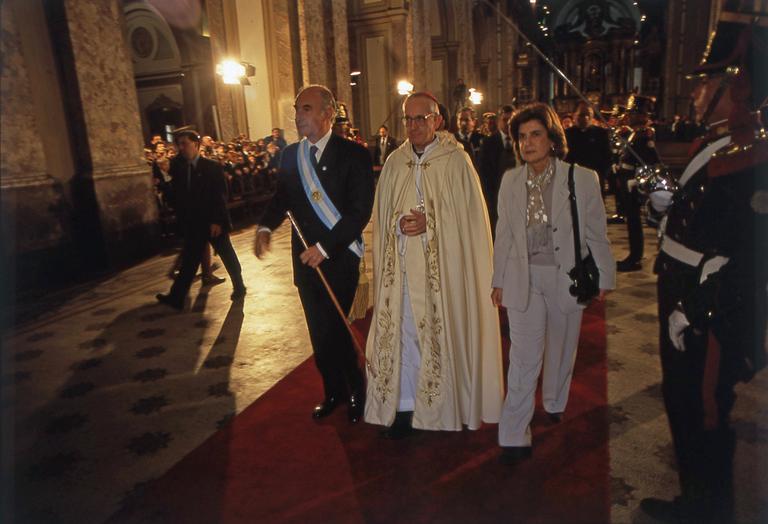 Jorge Mario Bergoglio, o papa Francisco, na companhia de Fernando de la Rúa e Inés Pertiné