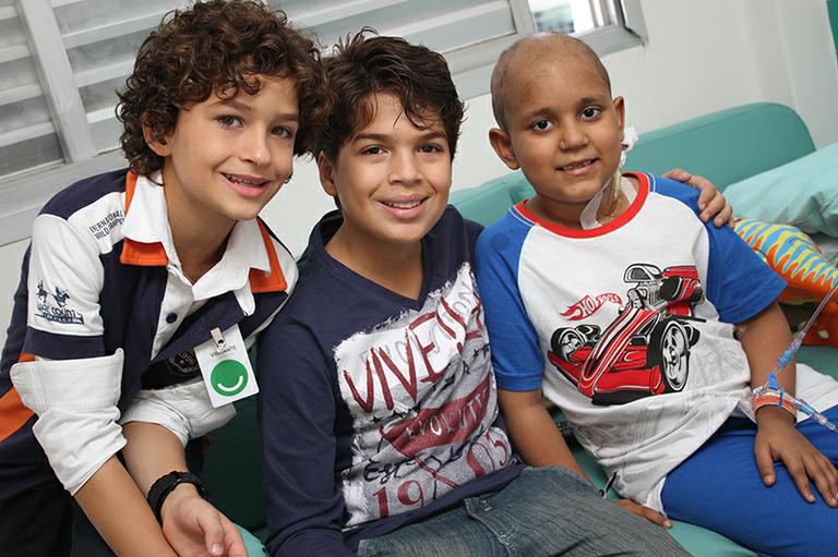 Atores de 'Carrossel', Lucas Santos e Guilherme Seta, alegram pacientes de hospital de São Paulo