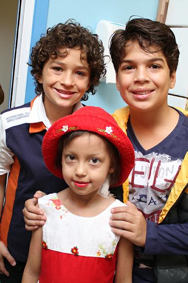 Atores de 'Carrossel', Lucas Santos e Guilherme Seta, alegram pacientes de hospital de São Paulo