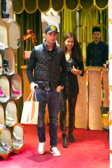 Cristiano Ronaldo e Irina Shayk fazem compras por Madrid, na Espanha