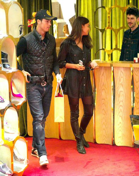 Cristiano Ronaldo e Irina Shayk fazem compras por Madrid, na Espanha
