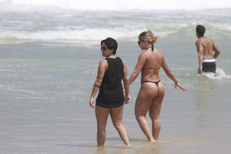 Thammy Miranda curte sol carioca com amigos na praia da Barra da Tijuca
