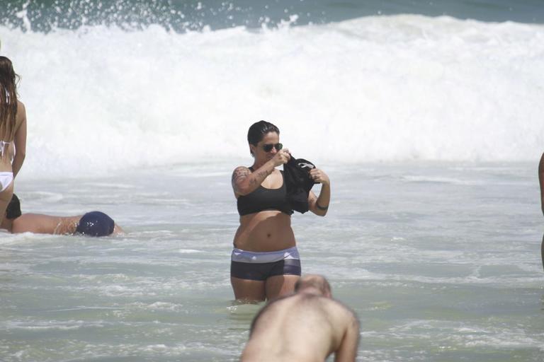 Thammy Miranda curte sol carioca com amigos na praia da Barra da Tijuca
