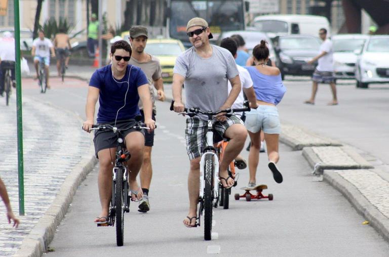 Antonio Calloni anda de bicicleta pelo Rio de Janeiro