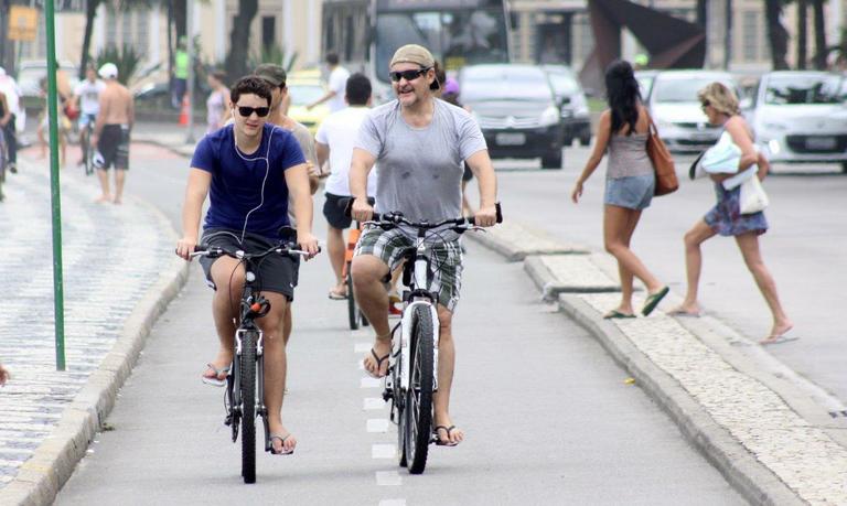 Antonio Calloni anda de bicicleta pelo Rio de Janeiro