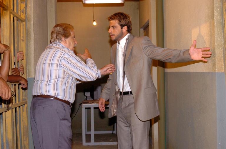 Sinésio (Hugo Carvana) e JJ (Henri Castelli) em 'Como Uma Onda', de 2004