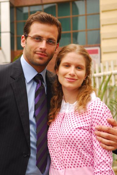 Vicente (Henri Castelli) e Hannah (Julia Lund) em 'Caras & Bocas', de 2009
