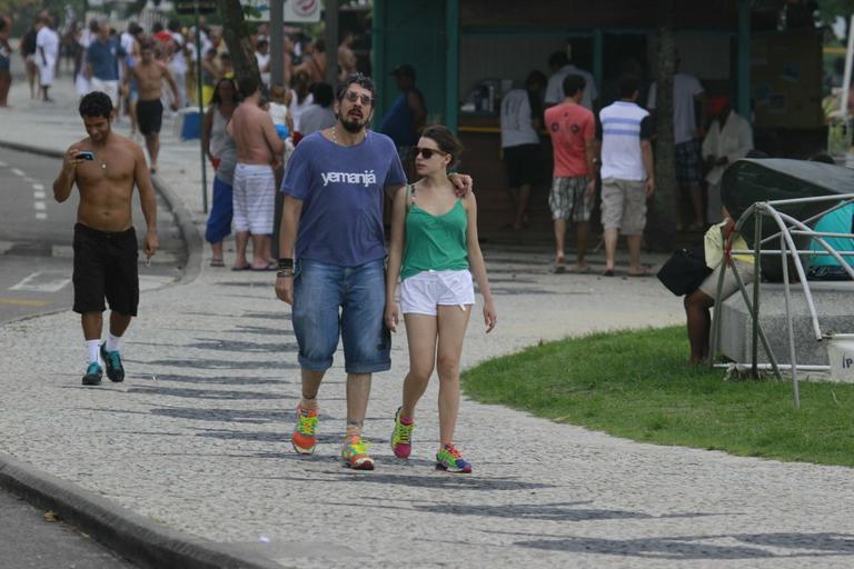 Bruna Linzmeyer e Michel Melamed caminham pela orla da Barra