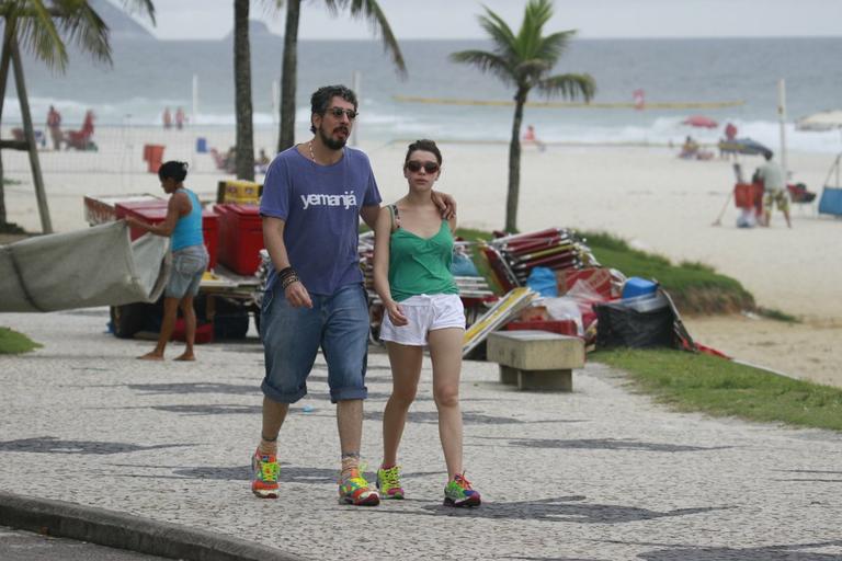 Bruna Linzmeyer e Michel Melamed caminham pela orla da Barra