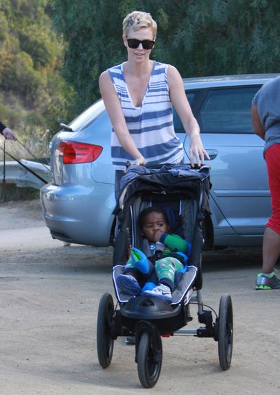 Charlize Theron passeia com seu pequeno Jackson em parque de Los Angeles