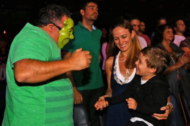 Léo Jaime leva a família para conferir a peça de teatro 'Shrek'